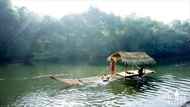 Perahu Bambu di Konservasi Ikan Tawar Badher Bang