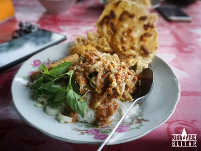 Nasi Pecel di Warung Asmara