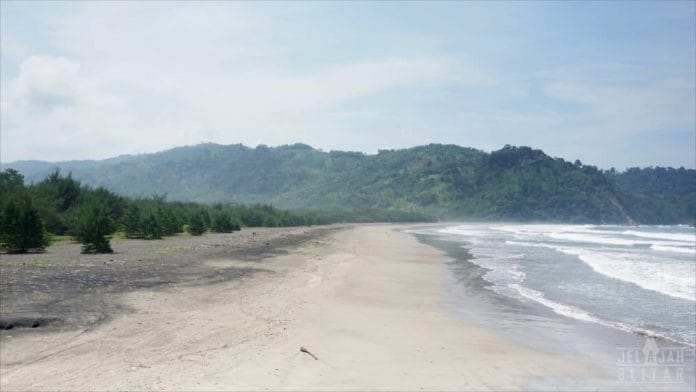  Pantai Jolosutro Jelajah Blitar