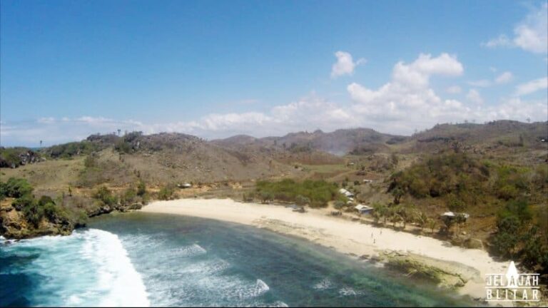 Pantai Pasir Putih Sumbersih
