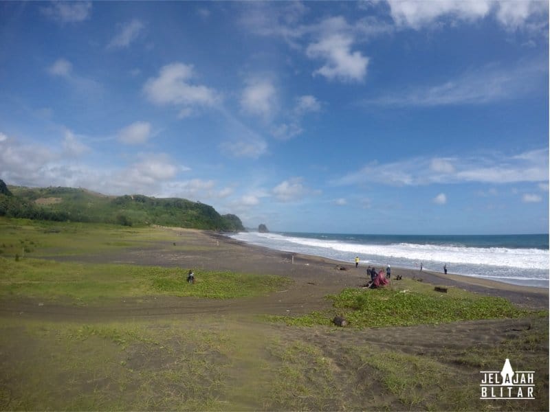 Pantai Di Blitar Yang Aksesnya Mudah Untuk Dilewati Mobil