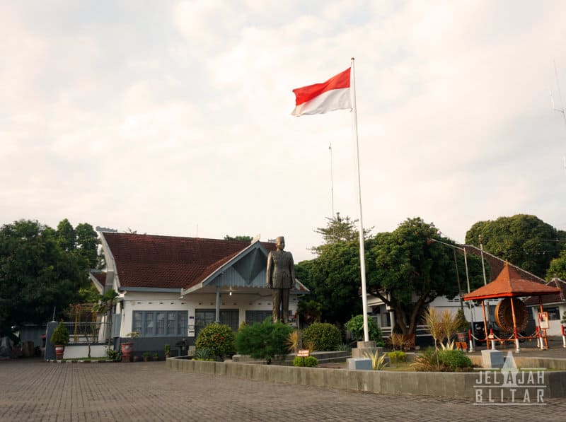 Bendera Merah Putih di halaman Istana Gebang Blitar