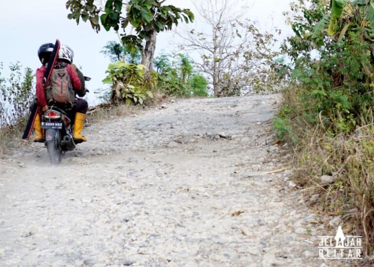 jalan ke pantai pangi