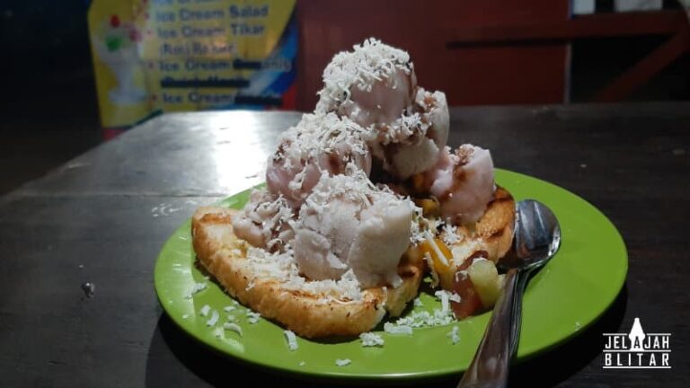 Es Krim Roti Bakar di Blitar