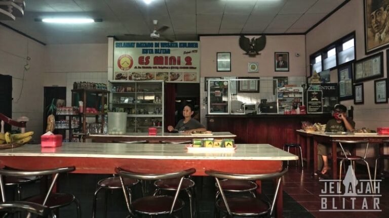 Rumah Makan Es Mini. Kuliner Dekat Stasiun Blitar