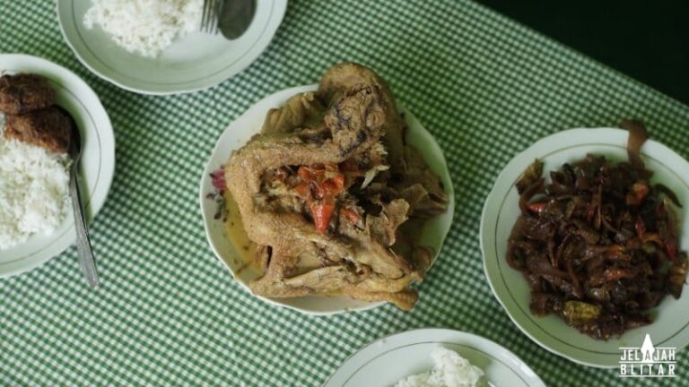 Ayam Lodho di Mbah Martumi