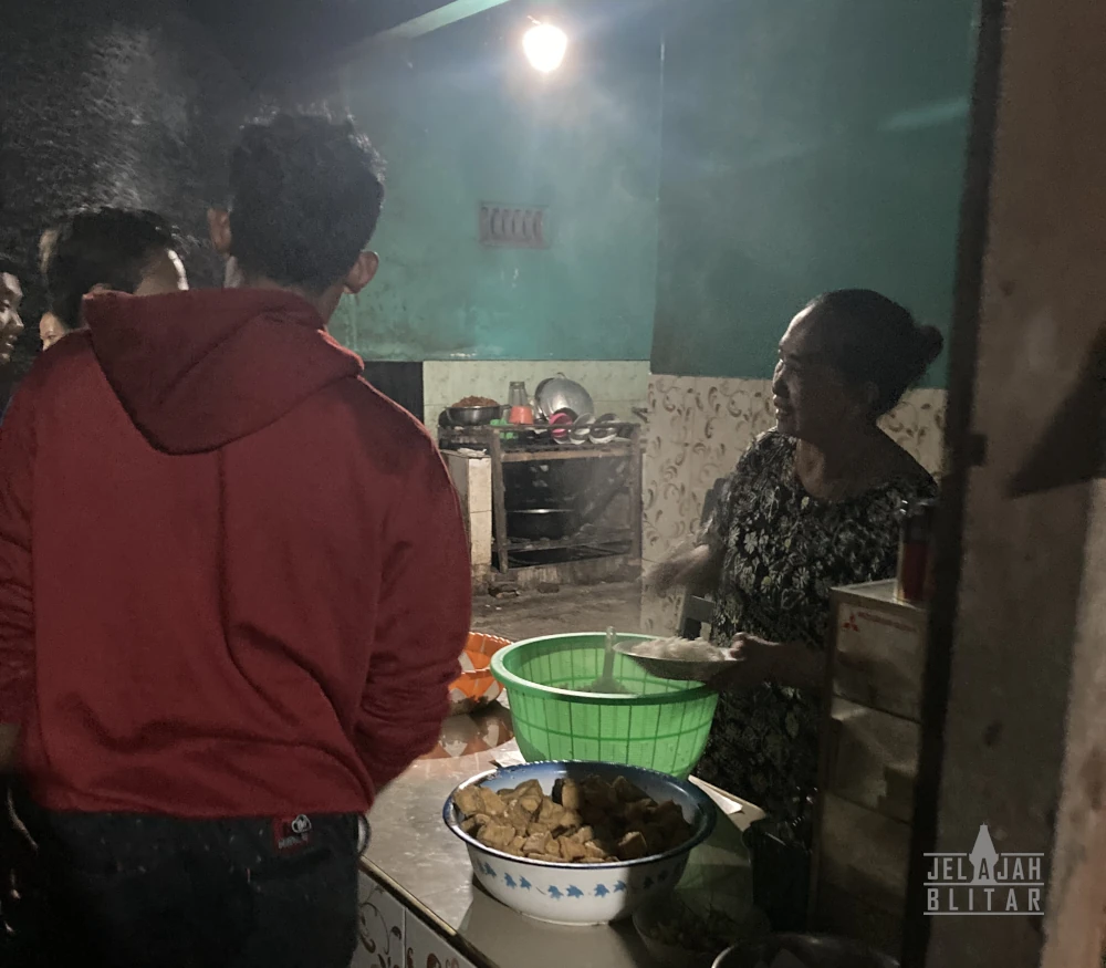 Warung Jinah, Kuliner tengah malam di Ponggok Blitar