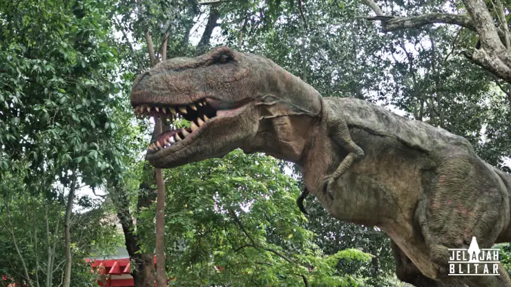 Dinosaurus Trex yang ada di Kebonrojo Blitar sejak tahun 2019