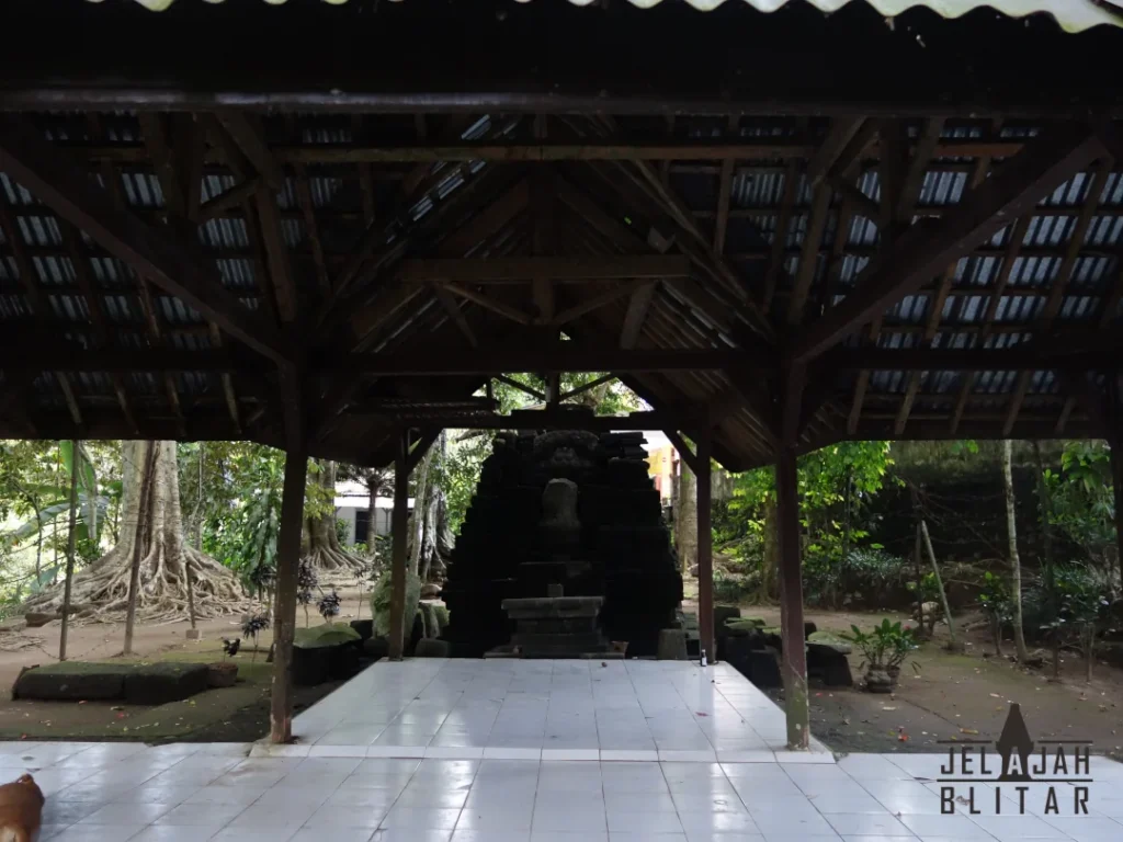 Candi Rambut Monte di kawasan Telaga Rambut Monte, Krisik