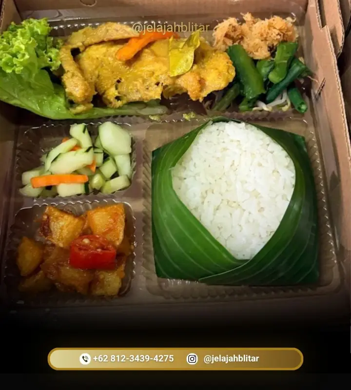 Nasi kotak dengan ayam bumbu kuning, urap, serundeng, acar, dan sambal goreng kentang