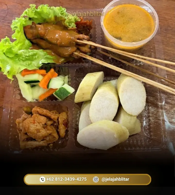Kotak sate ayam dengan lontong, acar, dan oseng tempe