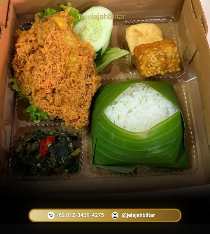 Nasi kotak dengan ayam kremes, tahu, tempe, dan tumis sayur