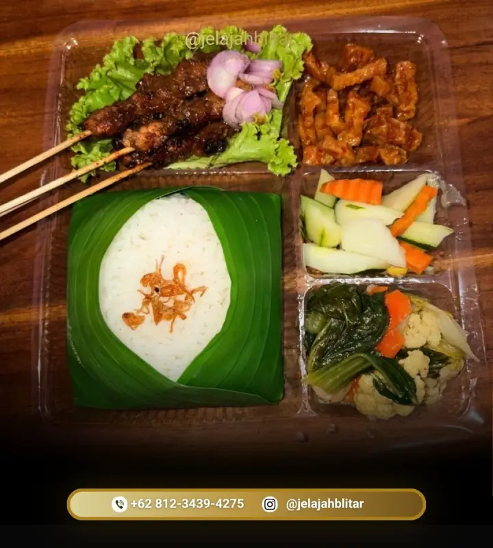 Nasi kotak dengan sate, kering tempe, acar, dan capcay