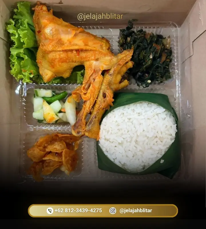 Nasi kotak dengan ayam bumbu, tumis sayur, acar, dan kerupuk