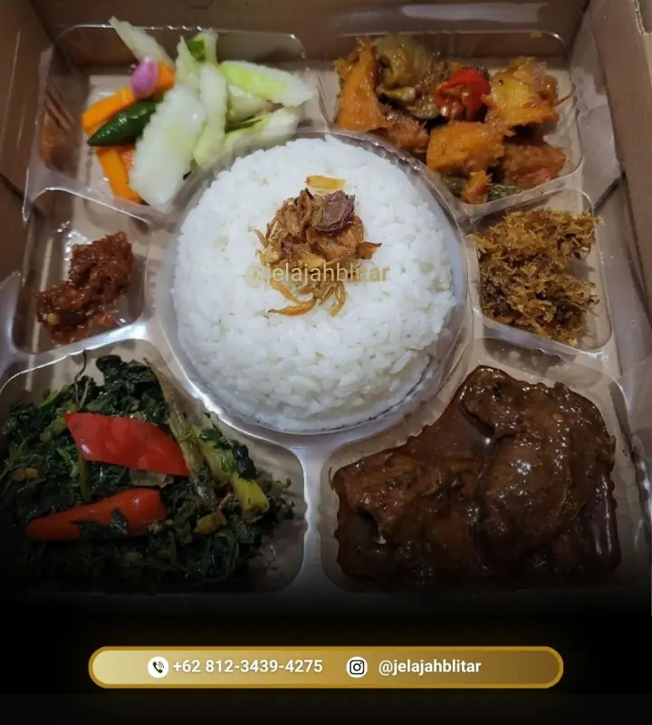 Nasi kotak dengan empal daging, tumis sayur, serundeng, sambal, dan acar