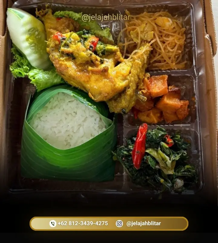 Nasi kotak dengan ayam bumbu kuning, bihun goreng, sambal goreng kentang, dan tumis sayur
