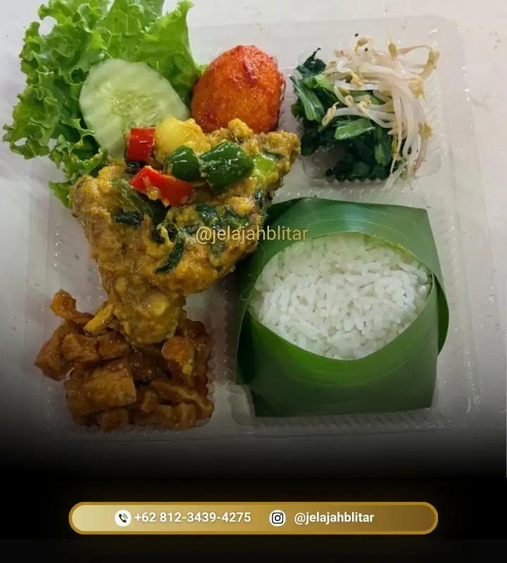 Nasi kotak dengan ayam bumbu, telur balado, kering tempe, dan tumis sayur